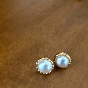 𝅺ROUND pearl earrings with gold colored frame with hypoallergenic backing